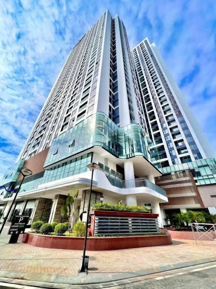 Modern Condo steps from Vincom Plaza