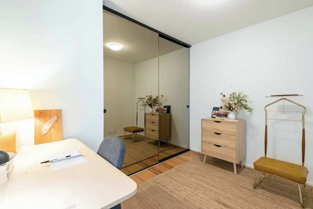 Charming 1BR in Fitzroy w/ Parking, Pool, + Gym!