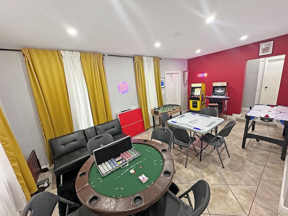 Unique Escape GameRoom! Bar, BBQ, Spacious, and Near Beach