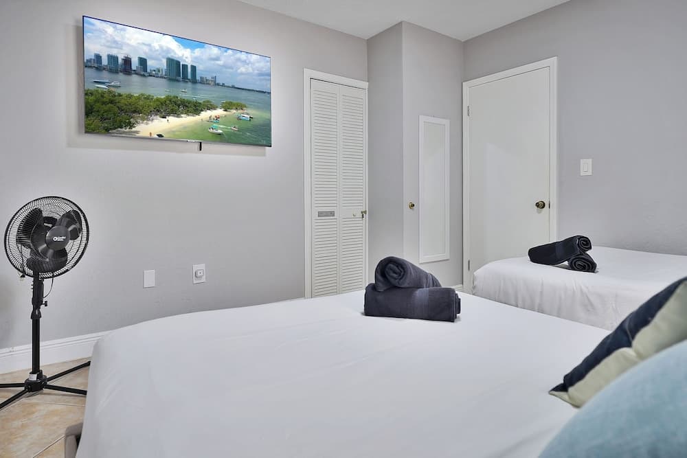 4 to 23 Guests GameRoom 2 Kitchens BAR BBQ