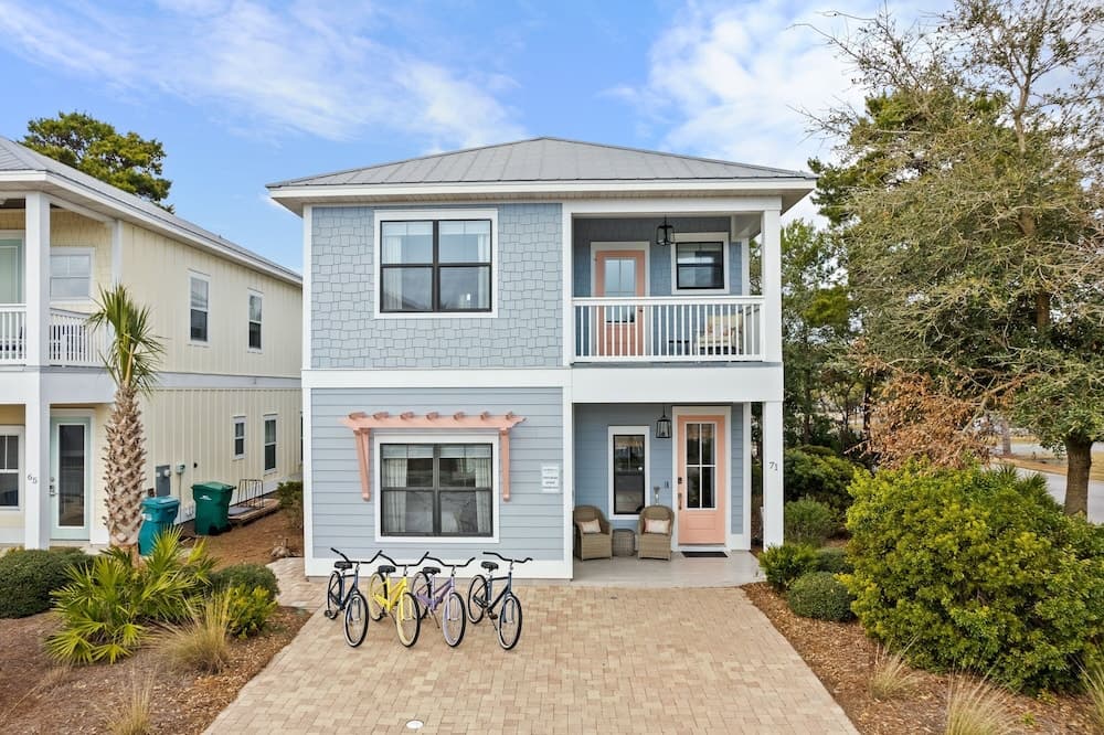 Sundaze 4 Bedroom Home by RedAwning