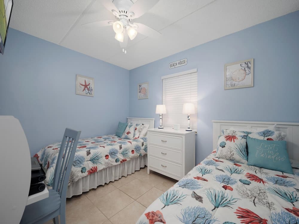 Ocean & Racquet 8215