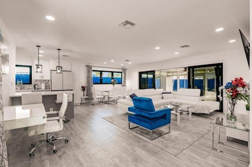 Modern Spacious Home With Pool Jacuzzi
