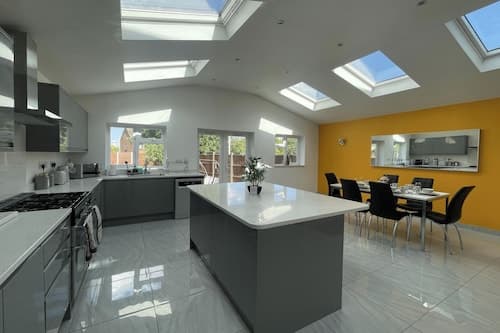 4 Bed House Sleeps 8 - Enclosed Garden - Parking