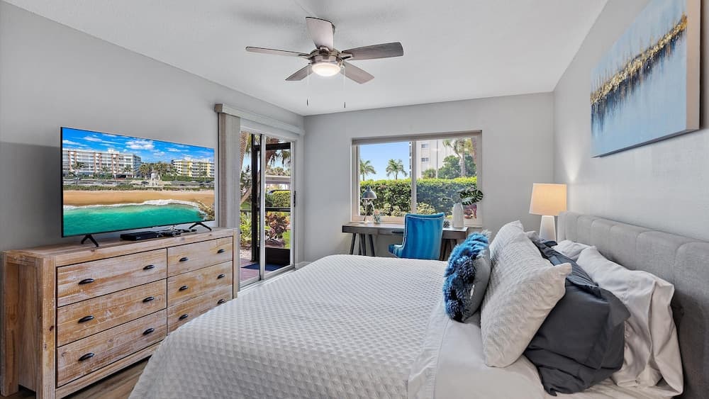 Beach Way Getaway 2 Bedroom Condo by RedAwning