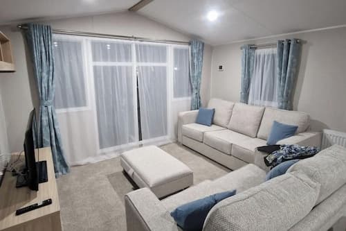 Family Caravan - Sleeps 6 - Pet Friendly - Parking