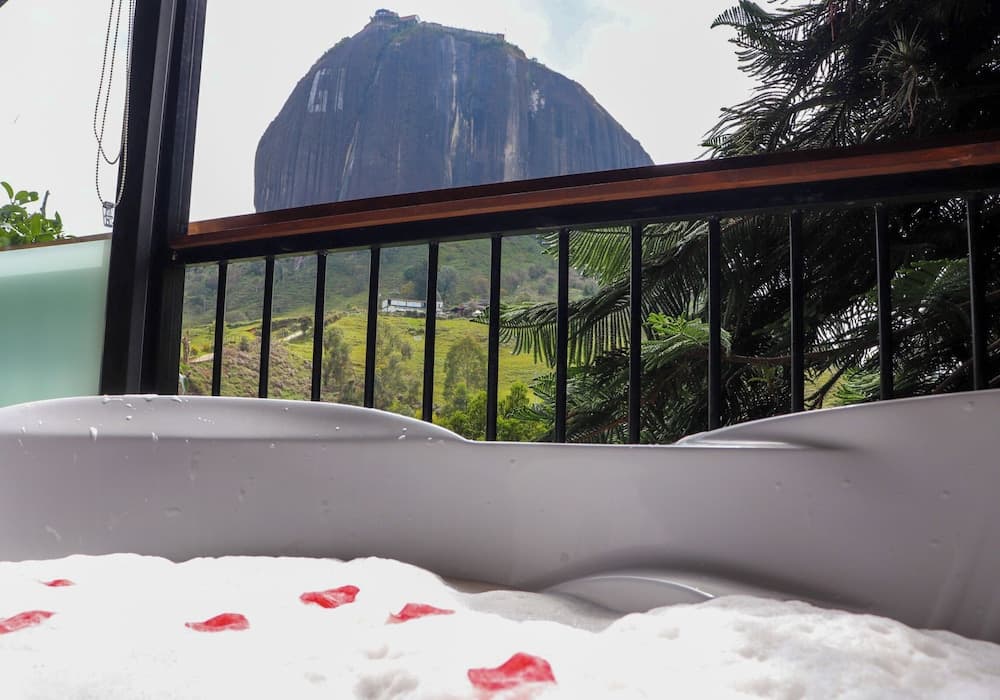 Lakeview Cabin with Jacuzzi in Guatapé
