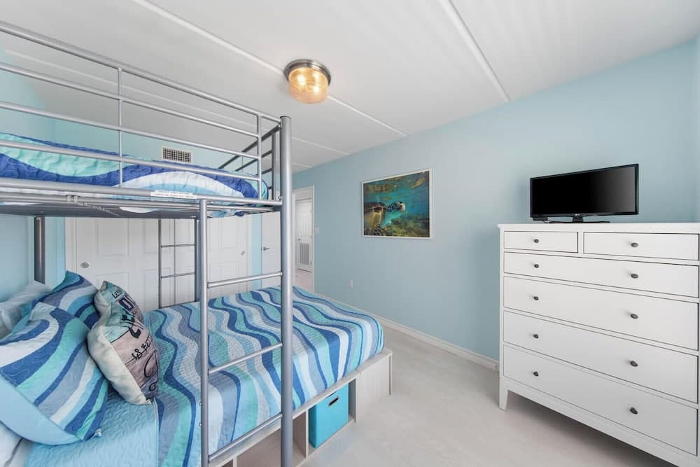 Modern Retreat, Block to Beach w Pool & Balcony