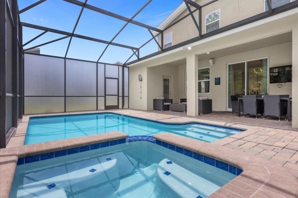 7 Bedrooms Storey Lake Resort Home