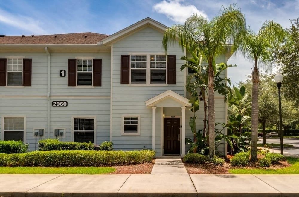 4 Bedrooms S / Lucaya Village Townhouse by RedAwning