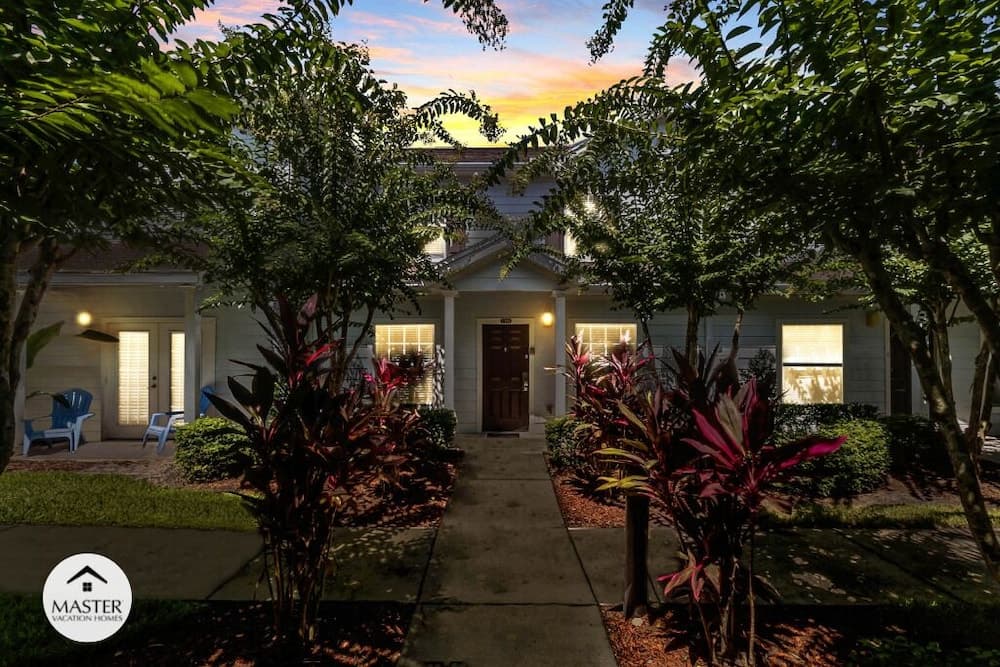 3 Bedrooms S / Lucaya Village Townhouse by RedAwning