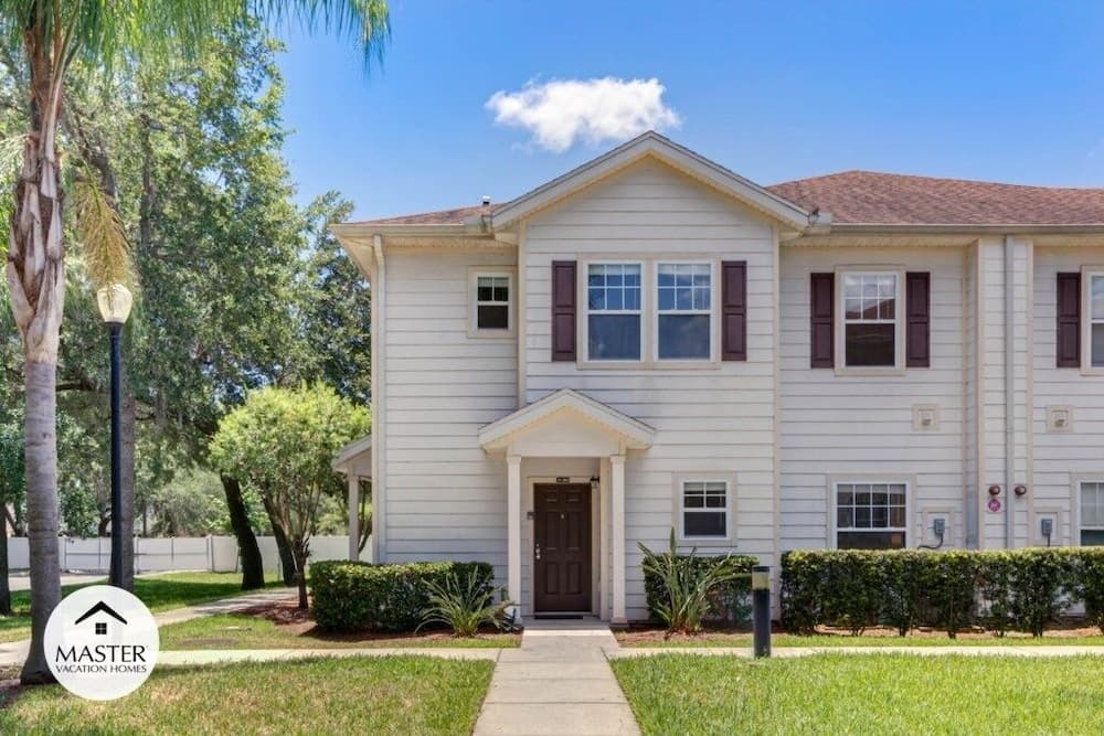 4 Bedroom Lucaya Village Townhouse by RedAwning