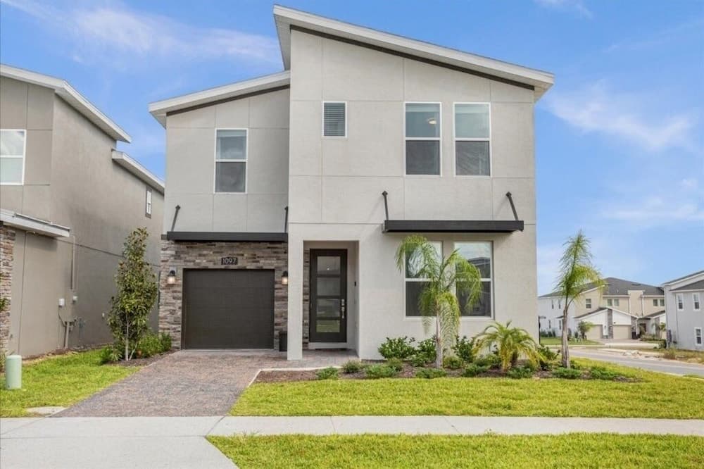 6 Bedroomss/ Champions Gate Home by RedAwning