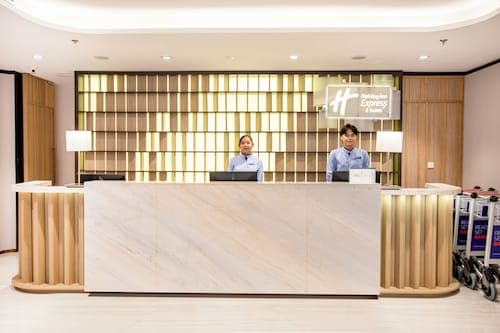 Holiday Inn Express and Suites Bangkok Central Pier by IHG