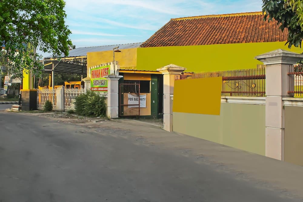 OYO Life 92593 Penginapan Sultan Haji 1