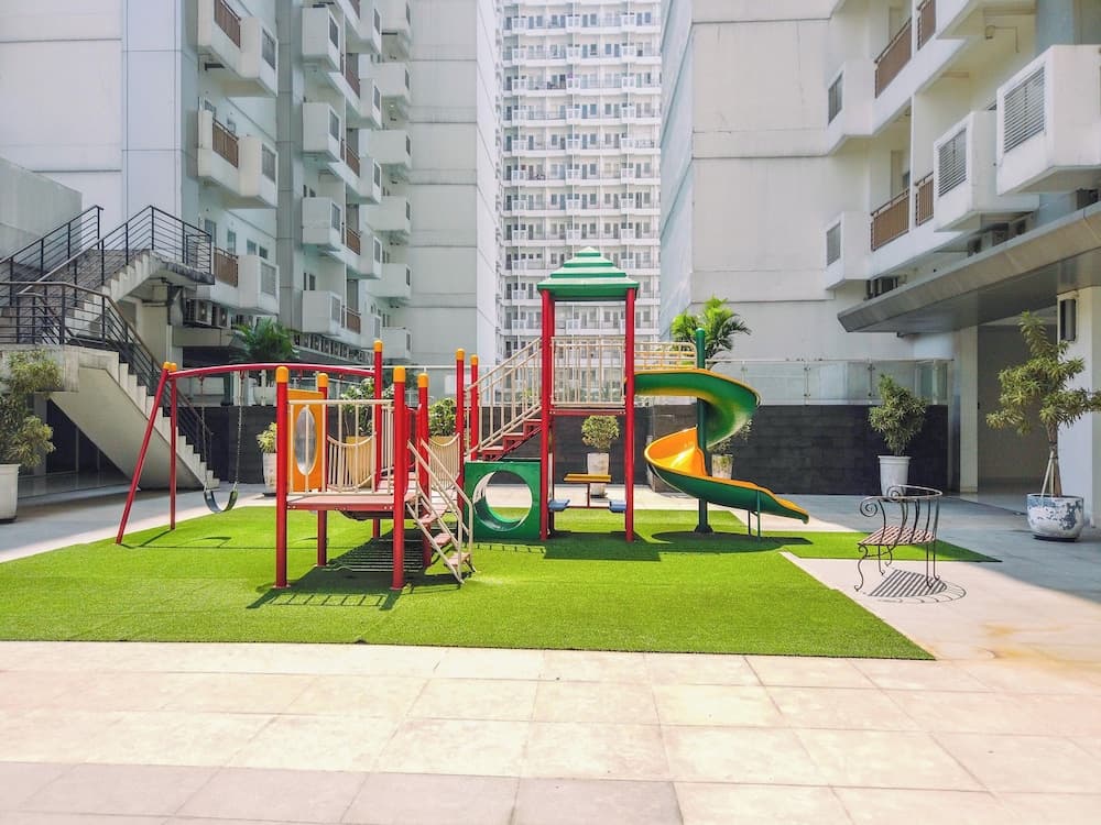 Homey And Comfy 2Br Sentul Tower Apartment
