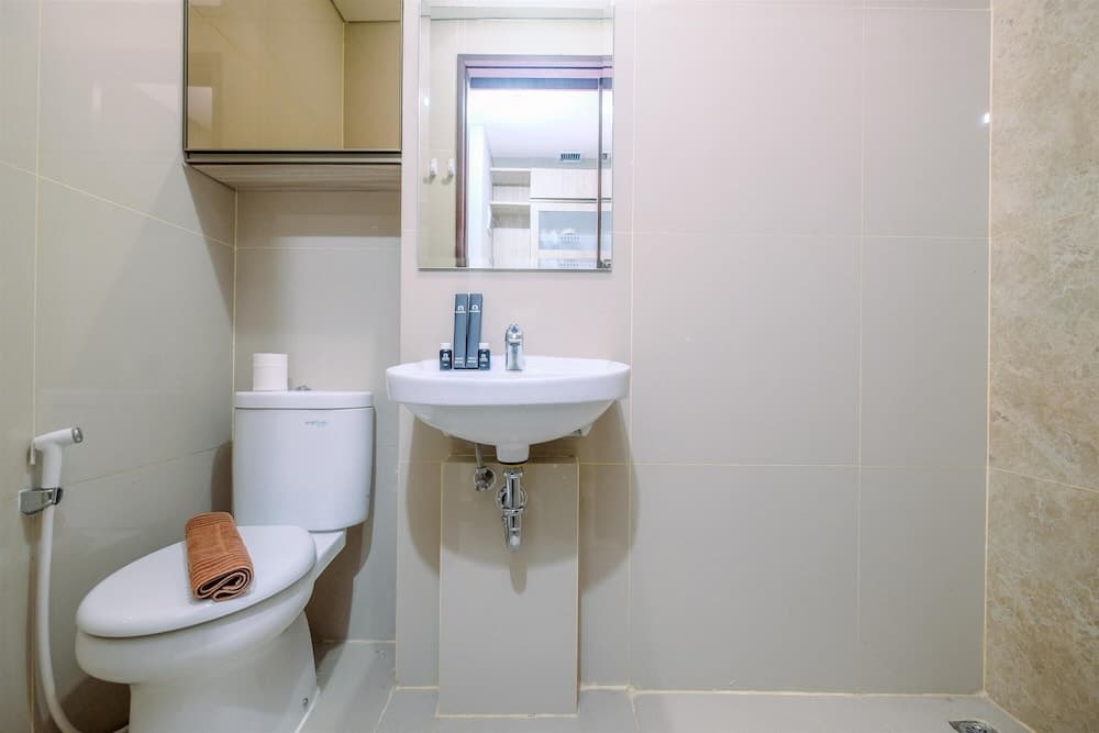 Warm And Minimalist Studio Room Transpark Cibubur Apartment