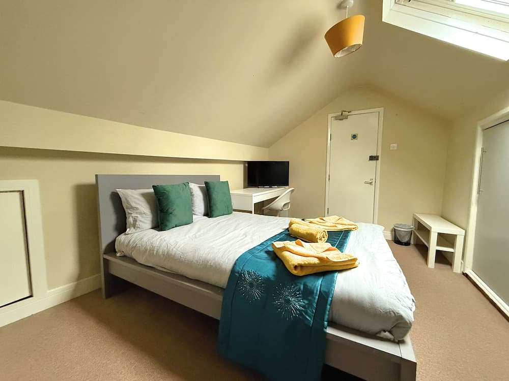 Spacious 6BR Property with Parking