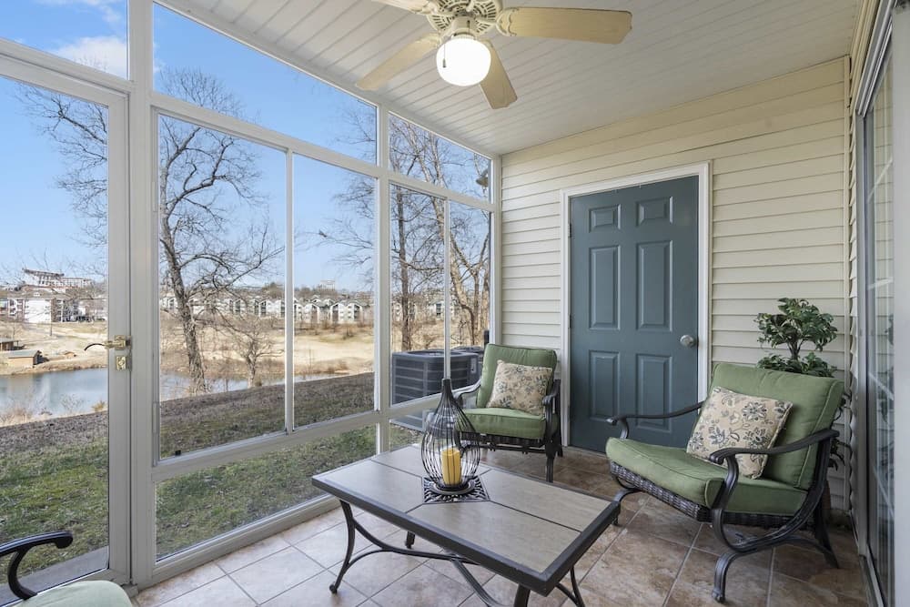 Pondview Cityscape - Best of Branson!