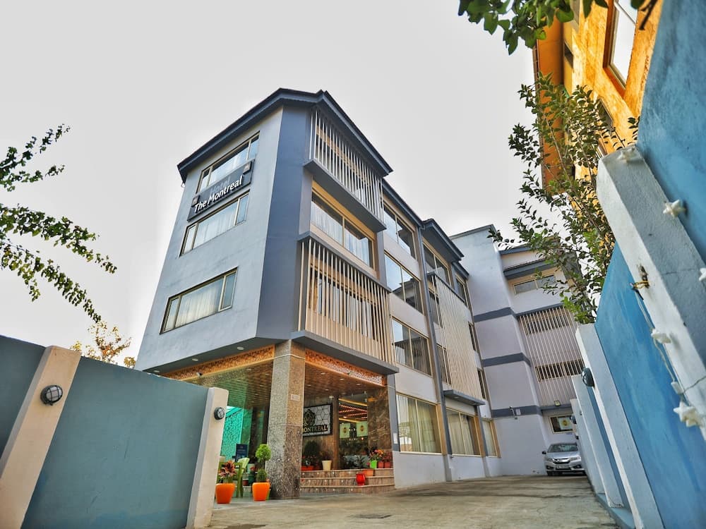 Hotel The Montreal Near by Dal Lake