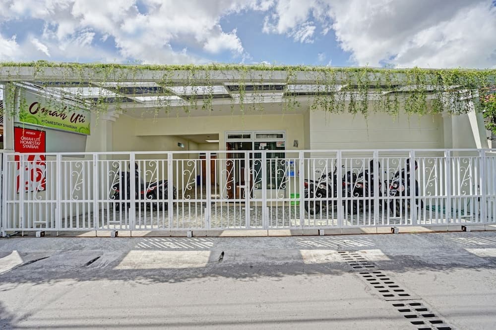 OYO 90804 Oma Uti Homestay Syariah