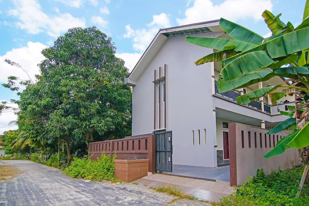 SPOT ON 92570 Putri Guest House Syariah Near SPBU Rimbo Panjang