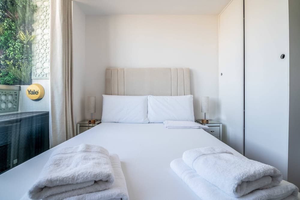 Canary Wharf Retreat With Free Secure Parking