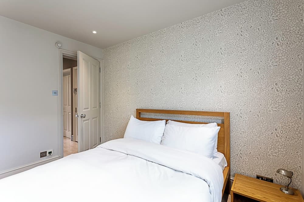 Fulham Serenity: Your Charming 2-bed Retreat