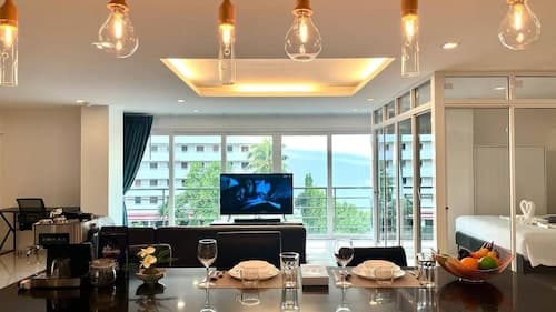 6-18 - 3 Bdr Spacious Penthouse With Shared Pool