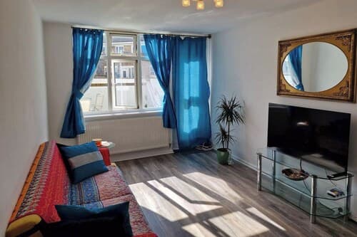 1 Bed Flat Sleeps 2 With Free Parking & Patio