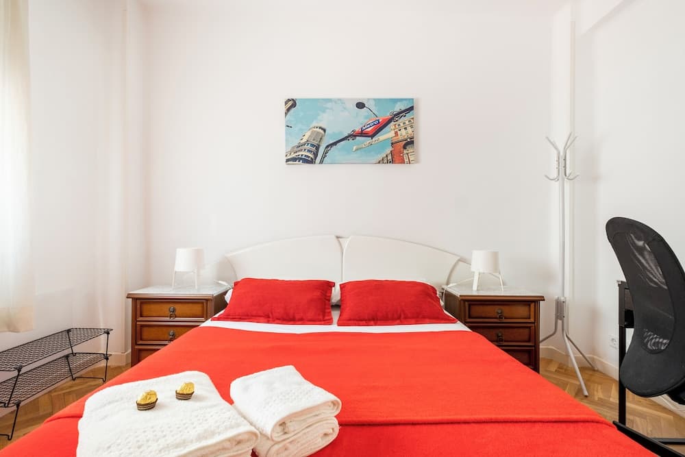 Madrid center room just 3 metro stops