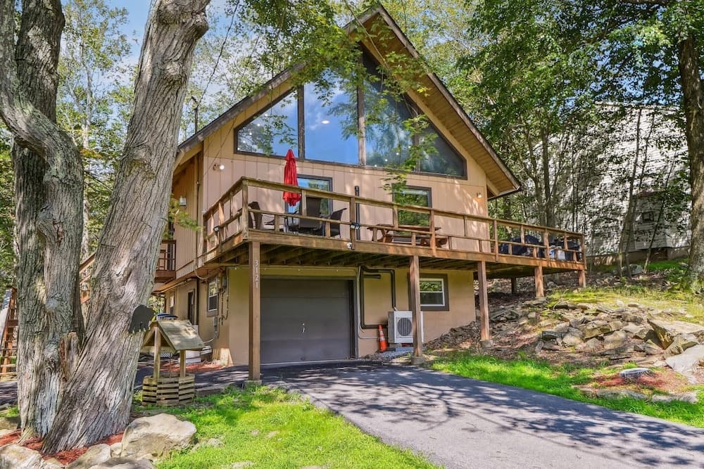 Poconos Chalet Newly Renovated, Great Location 4 Bedroom Home by RedAwning