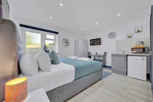 Serviced Ensuite Studio in Feltham London Heathrow