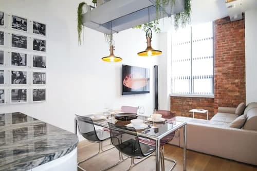 1-bed Loft Apartment - Free Parking, Central