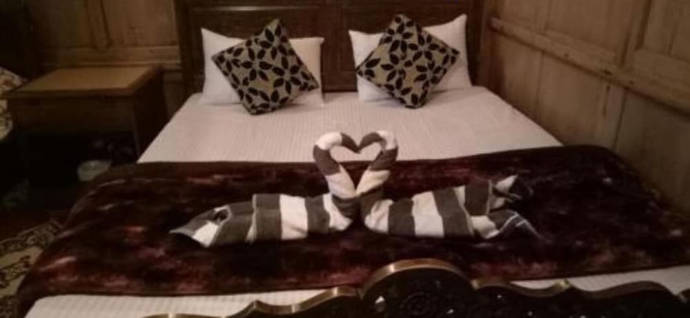 Goroomgo Lotus Srinagar