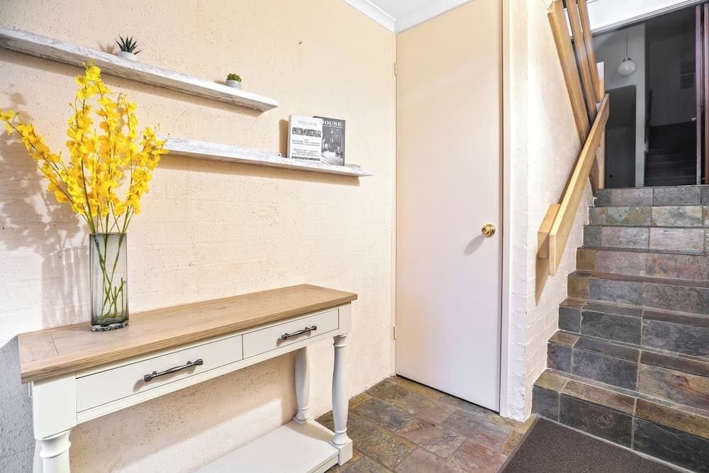 Stylish Retreat at Wheelers Hill 5BRM