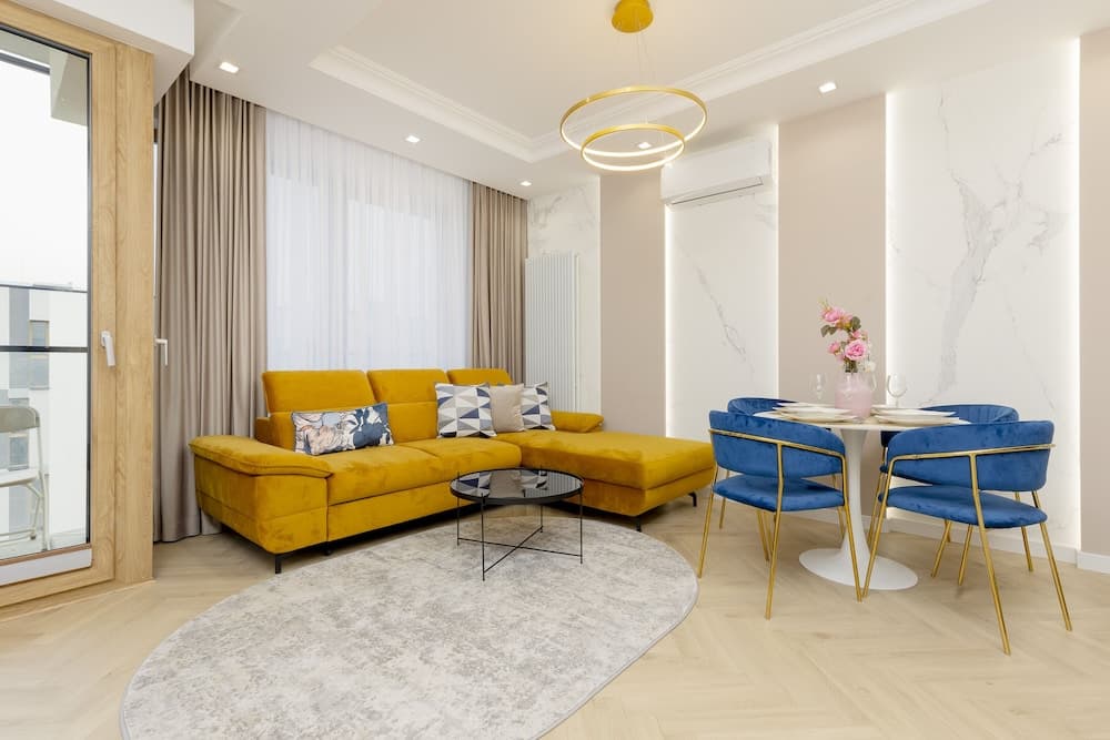 Służewiec Apartment by Renters