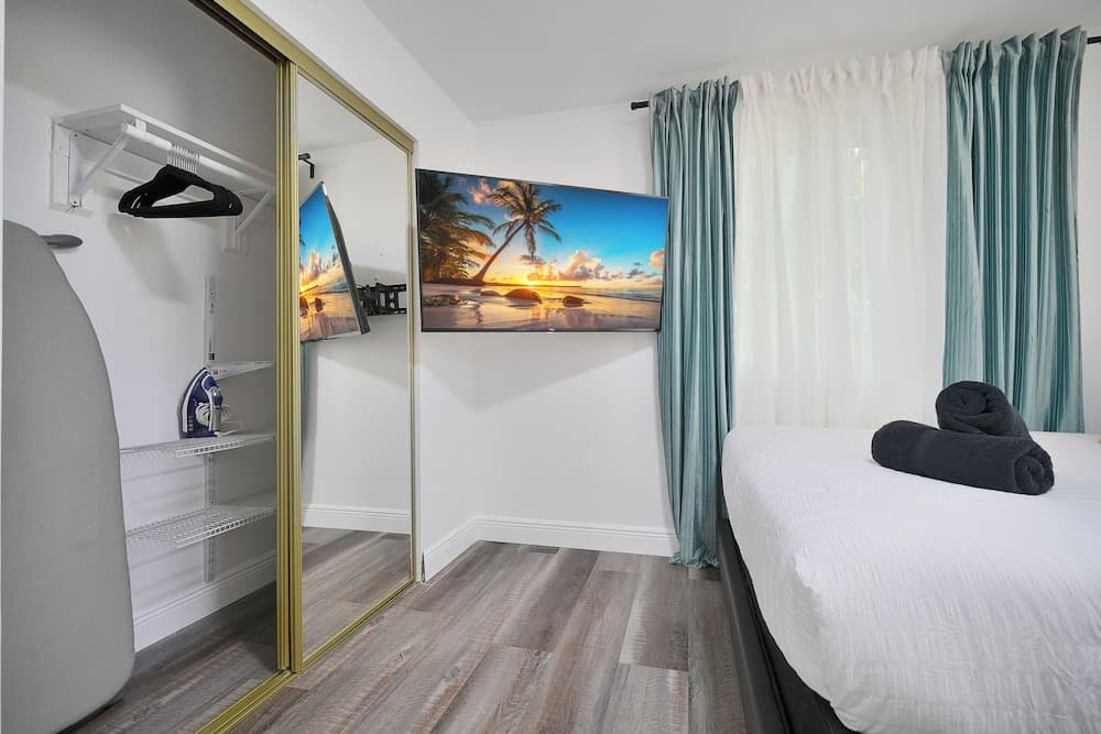 Jungle Getaway Wynwood Massage shower BBQ Patio