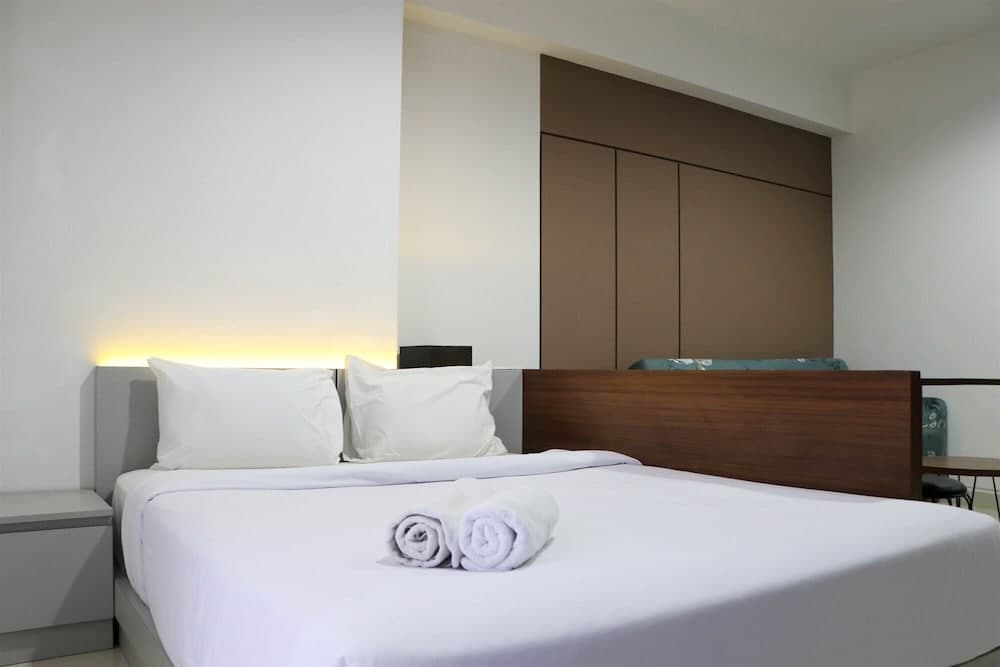 Beautiful Pool View Homey Spacious Studio At West Vista Apartment