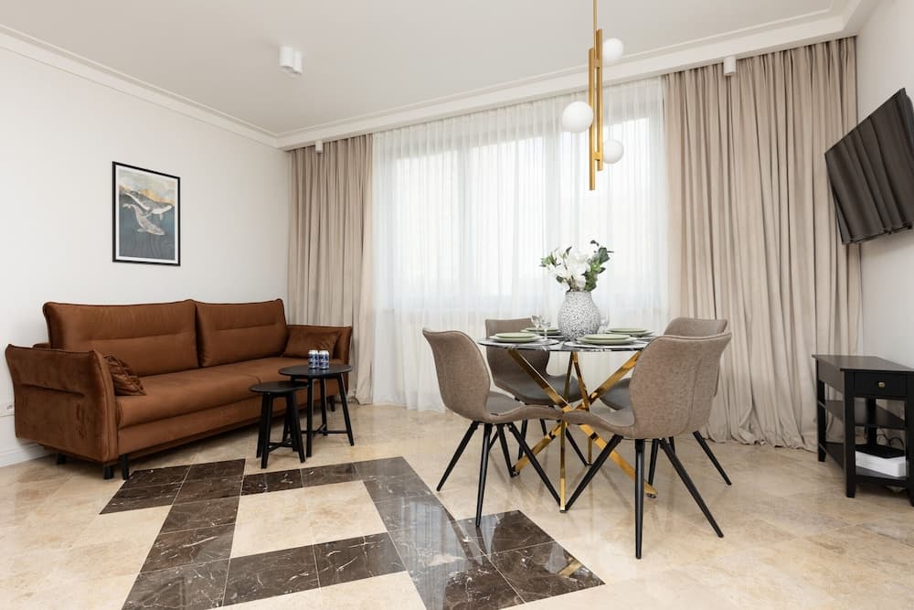 Czerniakowska 131 by Renteres Prestige
