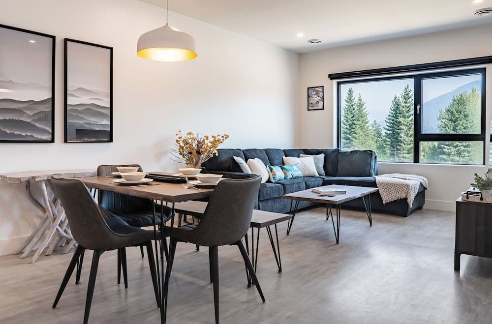 Slopes and Green by Revelstoke Vacations