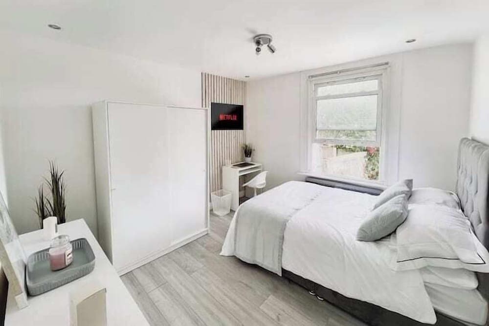 Modern Room in Centrally Located- Room 4