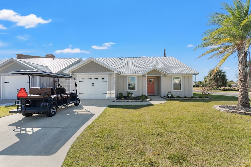 Coral Cabana - 3BD 2BA Home Close to Beach w/ Optional Golf Cart!