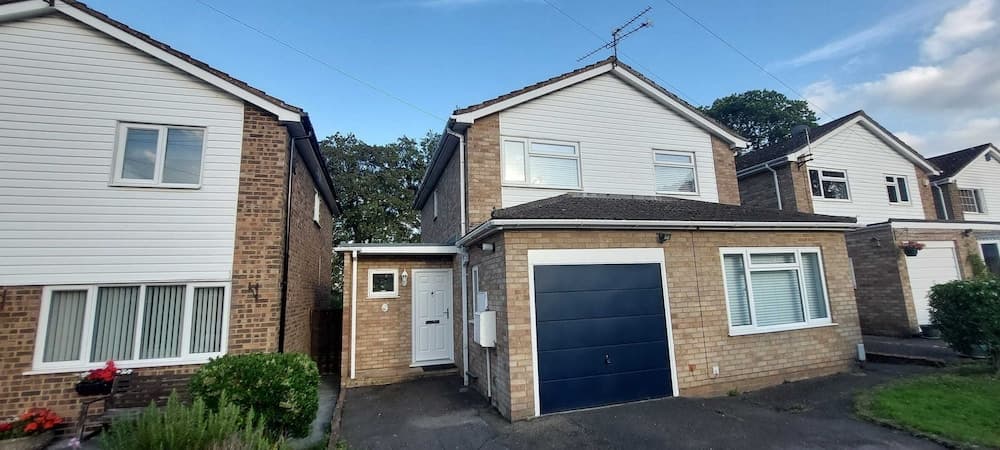 Luxury 5 Bedroom 2 BA House with Parking