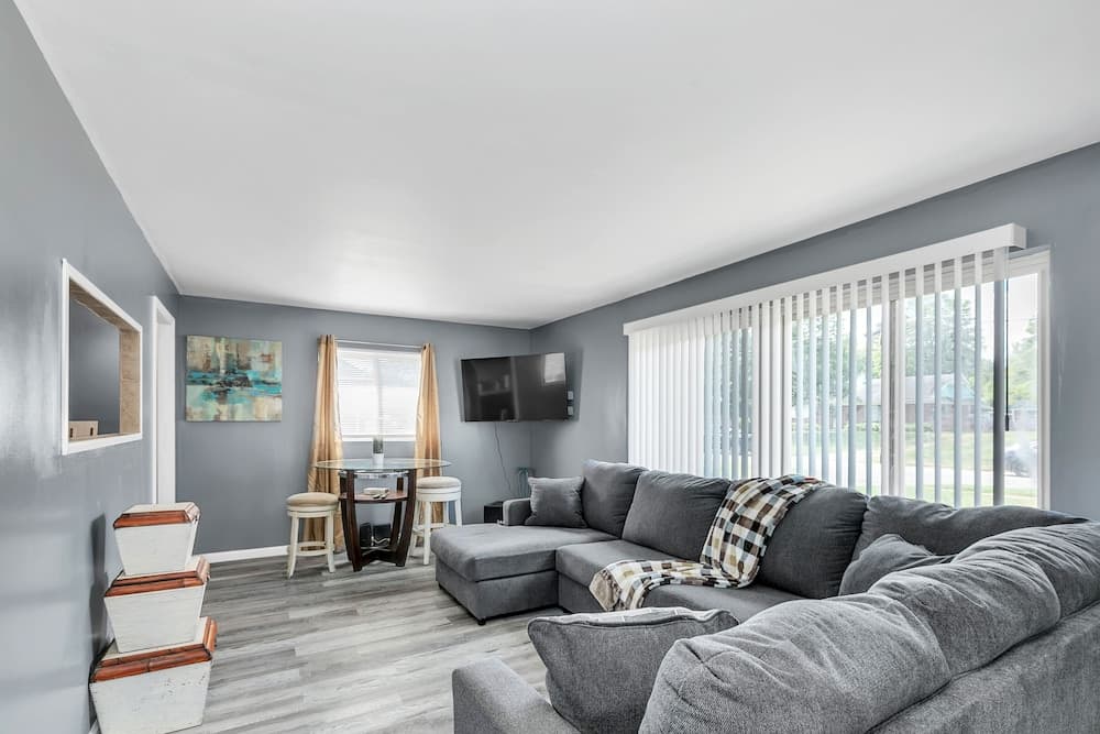 Cozy Retreat In Cincinnati 3 Bedroom Home by RedAwning