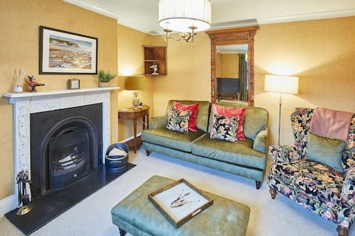 Host Stay Sixpence Cottage
