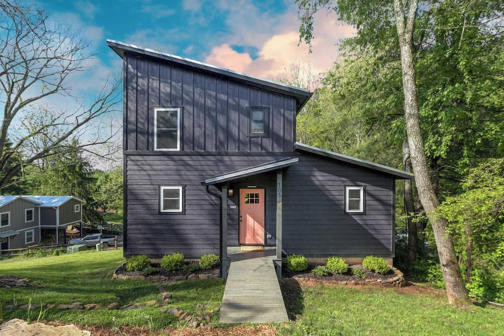 Plum Perfect Hideaway by Avantstay Near Downtown