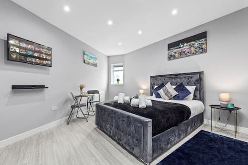 Serviced Ensuite Room Feltham Heathrow London Tw13