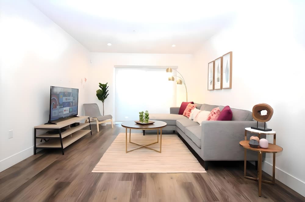 Los Angeles Deluxe Suites - 2 Bedrooms & 2 Bathrooms