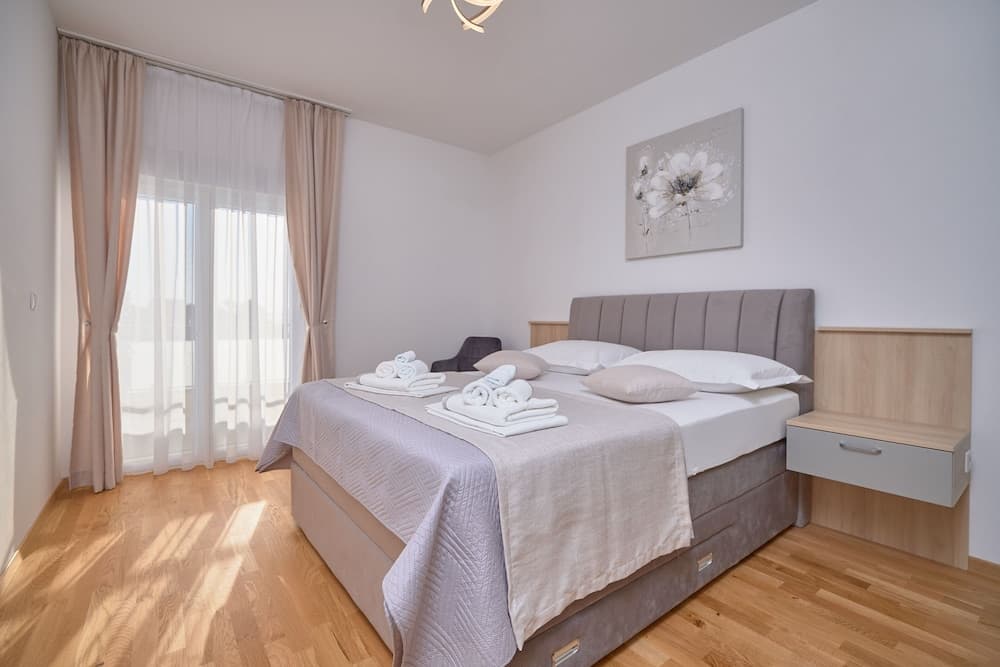 M&M Holiday House with a Pool by Litto